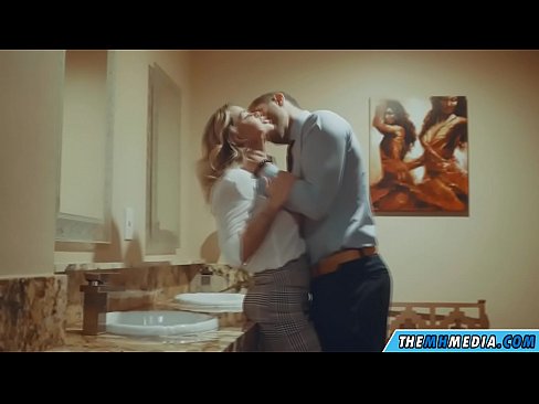 ❤️ Όταν μια πλούσια ξανθιά σε αποπλανεί σε μια δημόσια τουαλέτα ❌ Γαμήσι ️